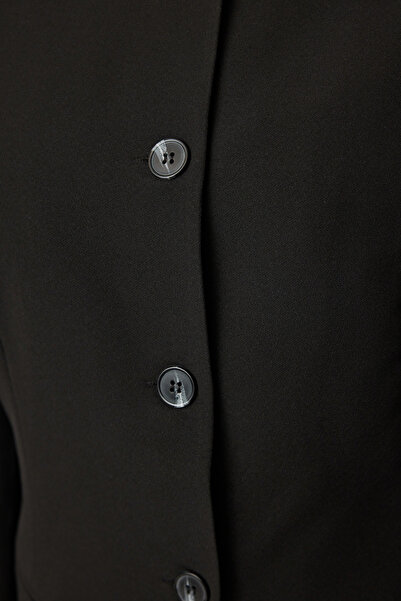 Trendyol Collection Černá tkaná bunda s kulatým/cyklistickým výstřihem v pase TWOAW25BC00009