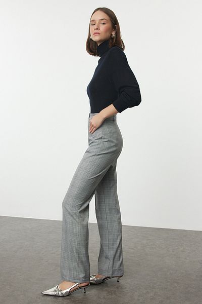 Trendyol Collection Grau karierte, gerade geschnittene Webhose - Twoaw25pl00085