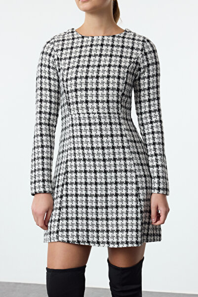 Trendyol Collection A-line mini kostkované šaty - černé kostkované tkané, Twoaw25el00547