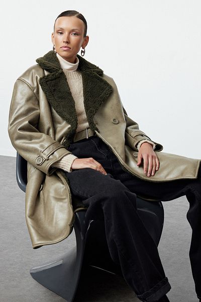 Trendyol Collection Khakifarbener, detaillierter, übergroßer langer Mantel mit Pelzkragen TWOAW25KB00000