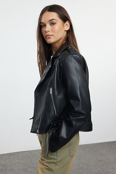 Trendyol Collection Schwarze Bikerjacke aus Kunstleder – reguläre Passform TWOAW25MO00002