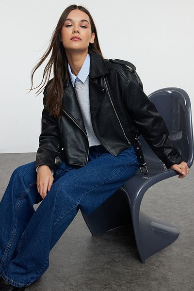 Trendyol Collection Schwarze Oversize-Bikerjacke aus Kunstleder mit Gürtel, TWOAW25MO00036