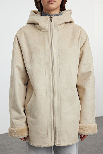 Trendyol Collection Dwustronny płaszcz oversize z kapturem w kolorze ecru, zamszowo-pluszowy - TWOAW25MO00009