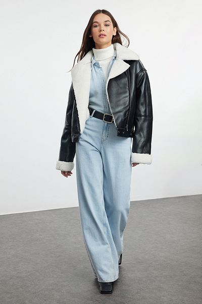 Trendyol Collection Übergroße Bikerjacke aus Kunstleder – Plüschdetail, Schwarz TWOAW25MO00001