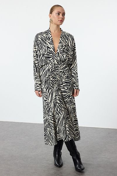 Trendyol Collection Czarna, wzorzysta, marszczona sukienka z tkaniny ze spódnicą Twoaw25El00380