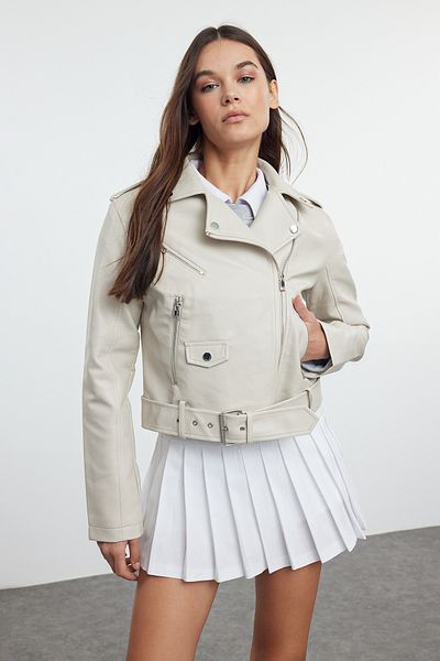 Trendyol Collection Ecrufarbene Bikerjacke aus Kunstleder – normale Passform TWOAW25MO00002