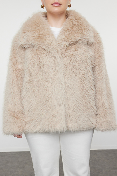 Trendyol Curve Beige Regular Fit Pelzmantel in Übergröße TBBAW25AW00000