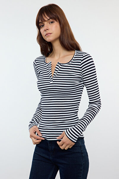 Trendyol Collection Rugalmas zsinóros kötött blúz - sötétkék csíkos, testhezálló, TWOAW25BZ00080