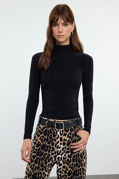 Trendyol Collection Elastyczna, czarna bluzka z dzianiny sznurkowej - długi rękaw, kołnierzyk stójka - TWOAW25BZ00078