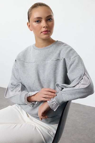 Trendyol Collection Pohodlný střih – Šedá Melange Woven Detailed Fleecová pletená mikina TWOAW25SW00079