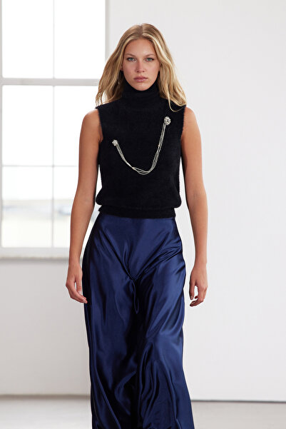 Trendyol Collection Limited Edition - Black Furry Knitwear Sweater with Accessory Detail TWOAW25SV00028