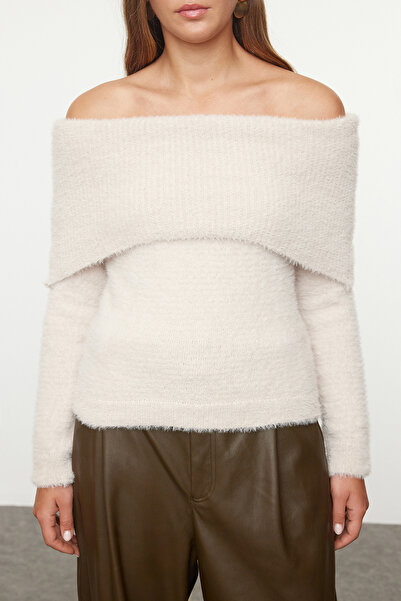 Trendyol Collection Pulover din tricotaje cu pene de culoare piatră cu guler Carmen - TWOAW24KZ00121