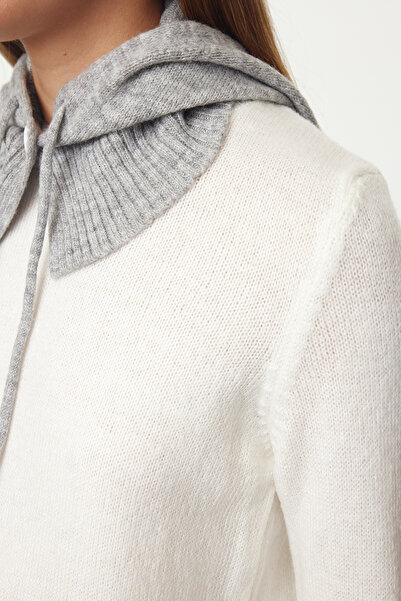 Trendyol Collection Svetr Ecru s měkkou texturou – s kapucí, Twoaw25kz00357