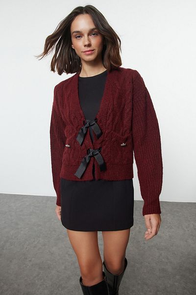 Trendyol Collection Weich strukturierter Strickpullover mit bordeauxroter Schleife – Limited Edition TWOAW22KZ1947