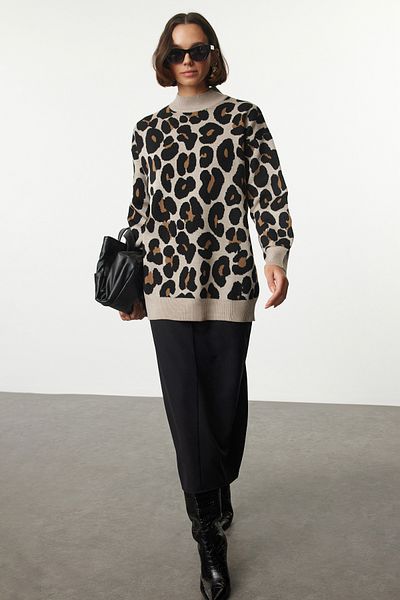 Trendyol Modest Beigefarbener Strickpullover mit Leopardenmuster TCTAW25AK00060