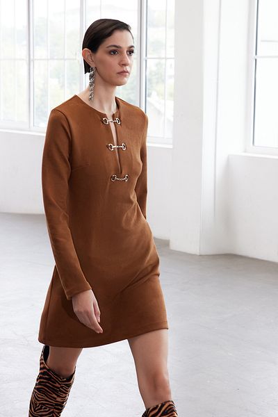 Trendyol Collection Limited Edition Kamel Accessoire Detailliertes Mini-Winterkleid aus Wildleder TWOAW25EL00293