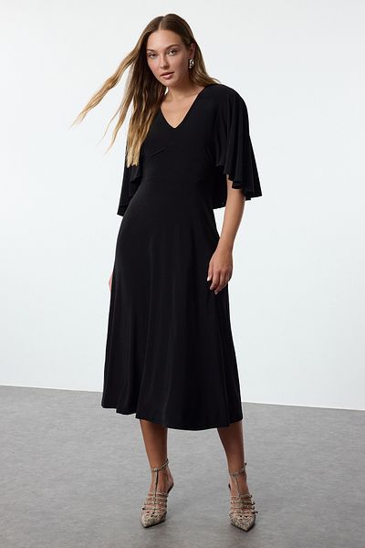 Trendyol Collection Ελαστικό μίντι πλεκτό φόρεμα με λαιμόκοψη σε μαύρο χρώμα - με κάπα, Maxi μήκος TWOAW25EL00216
