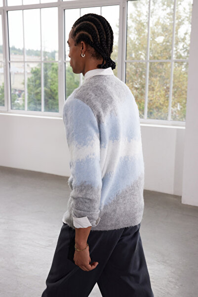 Trendyol Collection Ediție limitată - Pulover de tricotaj etnic albastru, decolteu TMNAW25KZ00052