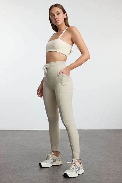 Trendyol Collection Sport-Leggings in voller Länge aus weichem Stoff – Steinbürste, Tasche und Bindedetail THMAW25TY00014