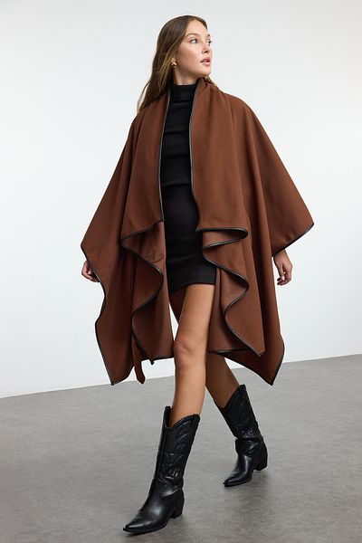 Trendyol Collection Brauner, weicher, strukturierter, übergroßer Cape-Mantel TWOAW25KB00056