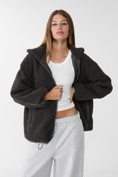 Stradivarius سترة بغطاء للرأس وفراء صناعي