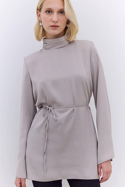Manuka Silberfarbene Satin-Tunika – Design mit breiten Ärmeln