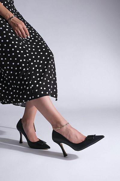 Marjin Czarne szpilki - spiczaste noski i klamra - buty damskie