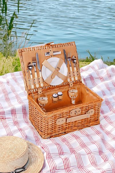 Perotti Picno Italy 2-Person Wicker Picnic Basket - Light Brown, Lined and Portable