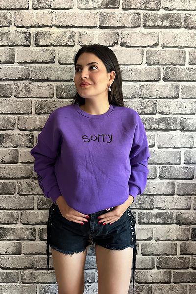 İpli Унисекс лилав суитшърт с щампа „Съжаляваме“ - 3 прежди