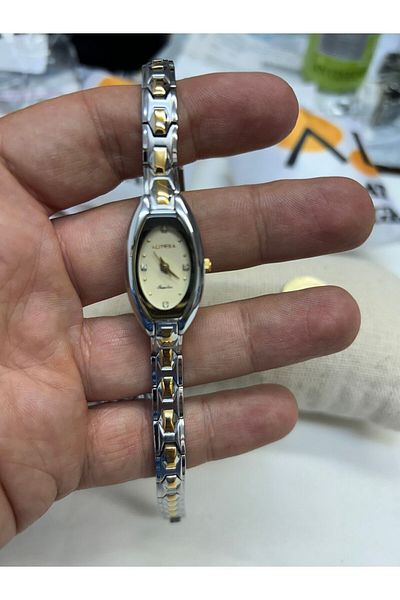 Almera Vintage Retro Women's Watch - Alsaat Silver Color