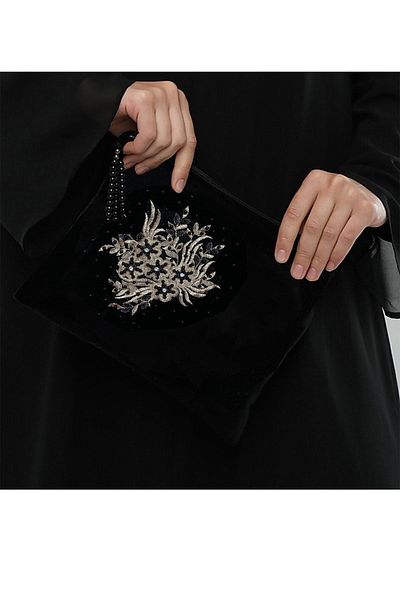 bb handmade collection Черно кадифе - чанта за портфолио със специален дизайн, ръчно бродирана