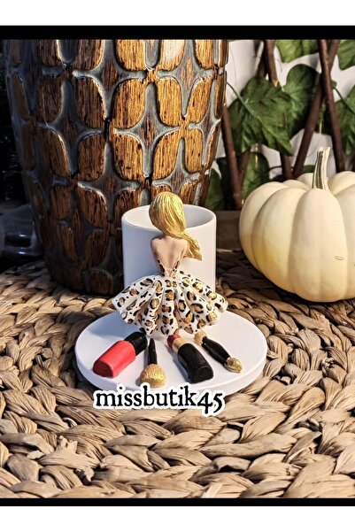 Home Leopar Elbiseli makyaj malzemeli kız figürlü Türk kahvesi fincanı sunuml...