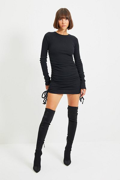 Trendyol Collection Černé žebrované, vypasované, s volánem, výstřih na kolo, dlouhý rukáv, flexibilní mini pletené šaty TWOAW22EL0088