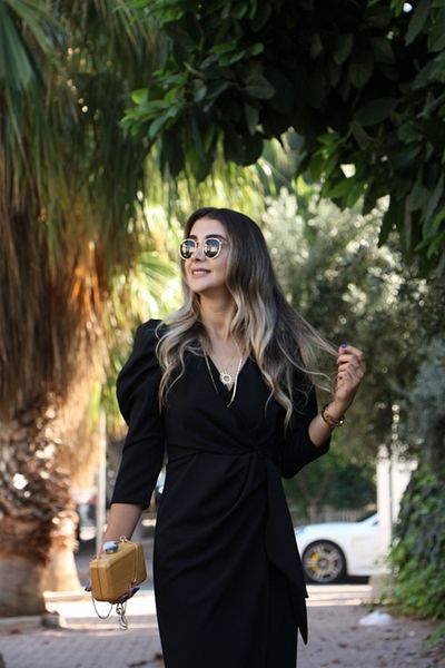 bytugcekaya Rochie midi neagră cu umeri