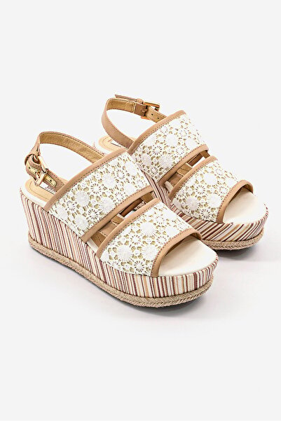 Geox صندل نسائي بكعب إسفيني وإبزيم قابل للتعديل من ساكيلي، أبيض فاتح