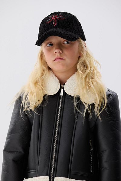 Tyess BG Store Girl Черна шапка