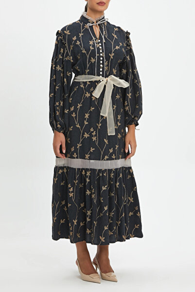 SERPİL Fırfırlı Çiçek Desenli Düğmeli Nakış Detaylı Midi Boy Bej Elbise 39179