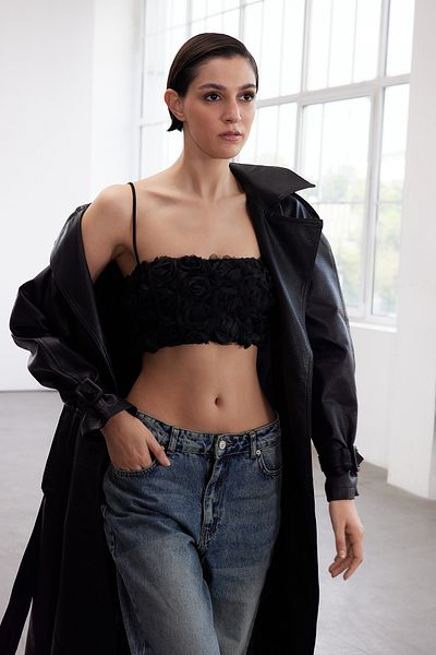 Trendyol Collection Limitovaná edice - Black 3D Floral Print Crop Bustier Tpraw25Bs00001
