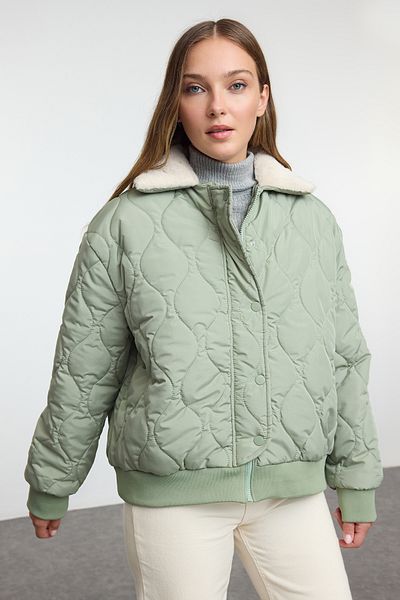 Trendyol Collection Hellkhakifarbener Steppmantel mit Plüschkragen – wasserabweisend, normale Passform TWOAW25MO00165