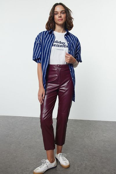 Trendyol Collection Weinrote Zigarettenhose aus Kunstleder – Beinabschluss mit Reißverschluss, TWOAW25PL00049