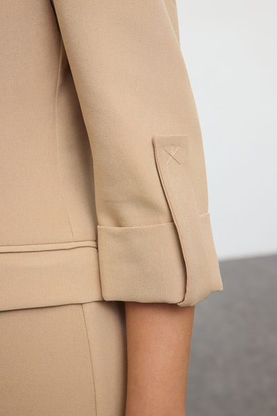 Trendyol Collection Μπουφάν Mink Blazer με κατσαρές επωμίδες - Κανονική εφαρμογή TWOAW25BC00004