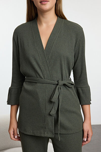 Kolekcia Trendyol Súprava pleteného pyžama so šnúrkou v khaki farbe – s opaskom a volánom Thmaw25Pt00013