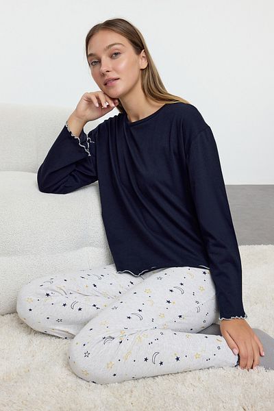 Trendyol Collection Marineblaues Baby-Pyjama-Set mit Galaxiemuster – mit Blatt- und Overlock-Detail THMAW25PT00205