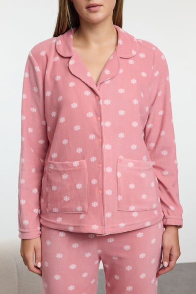 Trendyol Collection Dried Rose Winter Themed Fleece Winter-Strickpyjama-Set mit Taschen THMAW25PT00071