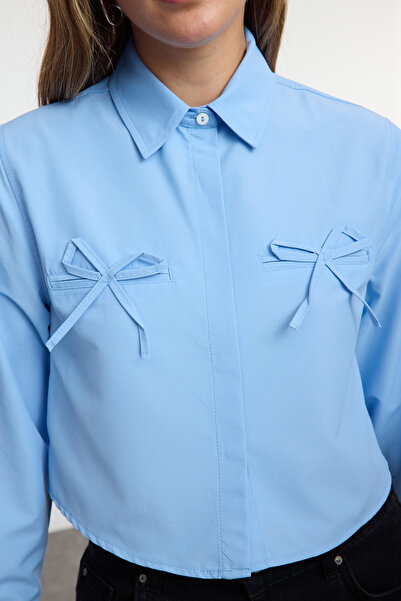 Trendyol Collection Modrá kapesní mašle Detail Crop Woven Shirt TWOAW25GO00095