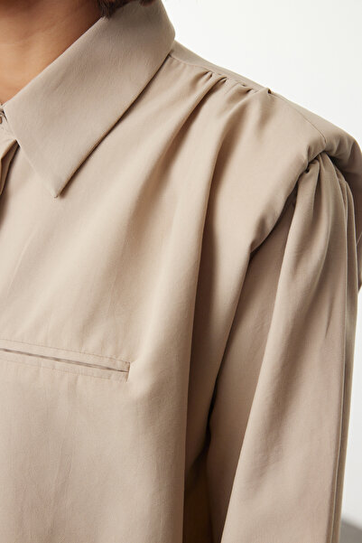 Trendyol Collection Oversize bézs ing – vattával részletezett, széles szabású TWOAW25GO00049