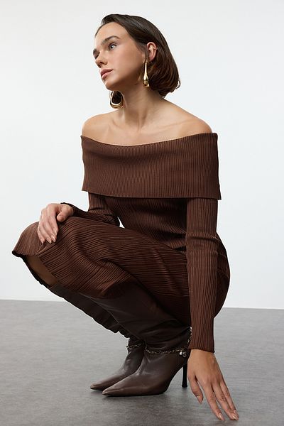 Trendyol Collection Hnědé midi úpletové šaty Basic Carmen s límečkem TWOAW25EL00033