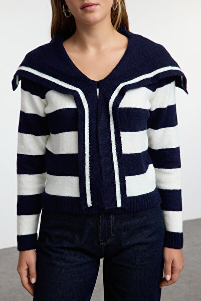 Trendyol Collection Sötétkék csíkos, puha textúrájú kötött pulóver - Crop kendőgallér TWOAW25KZ00019