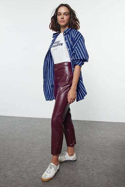 Trendyol Collection Weinrote Zigarettenhose aus Kunstleder – Beinabschluss mit Reißverschluss, TWOAW25PL00049