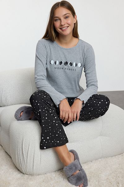Trendyol Collection Galaxy Pattern szürke-többszínű bordás pizsama szett THMAW25PT00111
